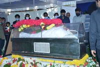 Chiranjeevi Pays Last Respcets to Sirivennela Sitaramasastri